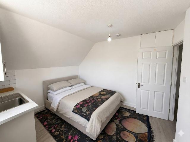Chandos Crescent, Edgware HA8, Studio to rent, £1,200 pcm | PrimeLocation