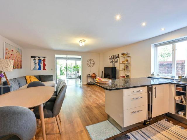 Chandlers Close, West Molesey, KT8 4 bed end of terrace house to rent £3,300 pcm £762 pw