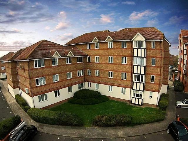 Chandlers Drive, Erith, Kent DA8, 2 bed flat to rent, £1,400 pcm | PrimeLocation