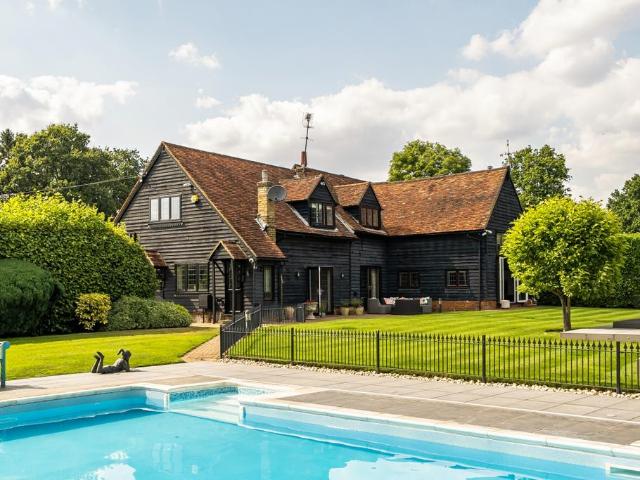 Chandlers Lane Rickmansworth WD3 5 bed barn to rent £9,000 pcm £2,077 pw