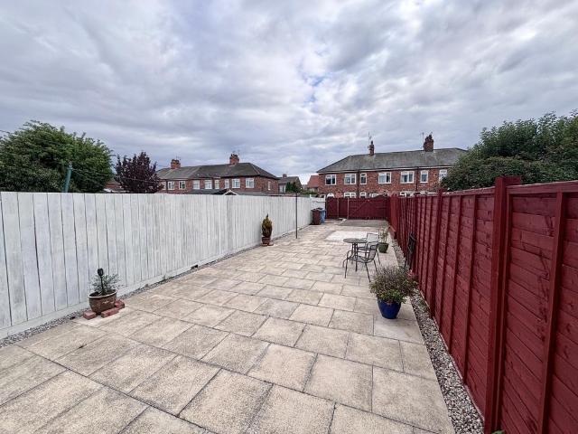 Chanterlands Avenue Lynton Avenue. 3 bed terraced house to rent £875 pcm £202 pw