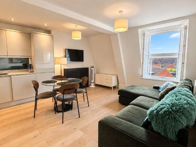 Chantry Court, Minorca Road, Weybridge KT13, 2 bed flat to rent, £1,800 pcm | PrimeLocation