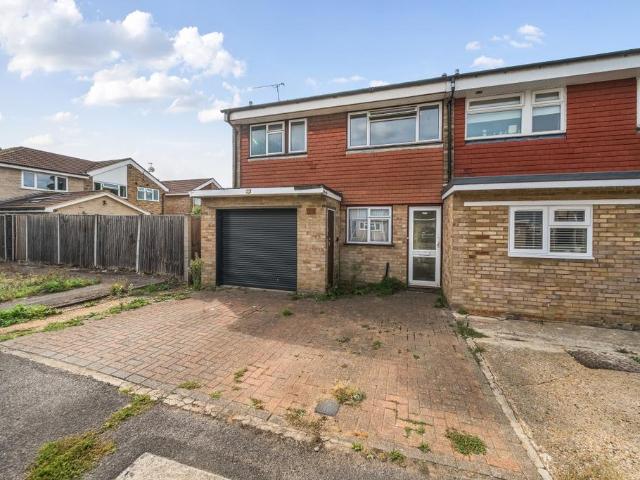 Chantry Lane London Colney AL2 3 bed semi detached house to rent £2,000 pcm £462 pw