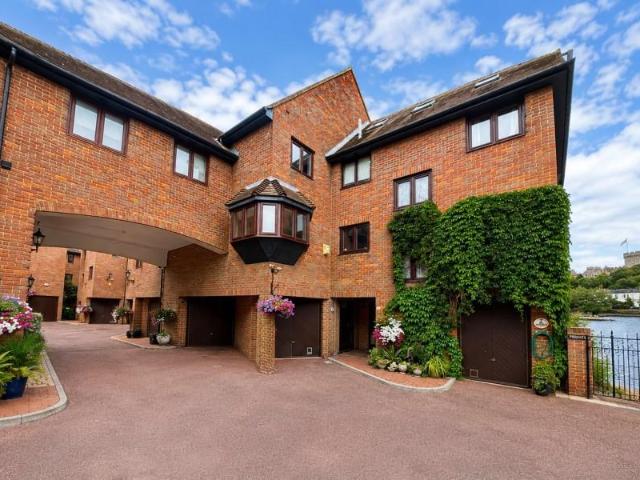 Chantry Place, Eton 4 bed townhouse to rent £3,950 pcm £912 pw