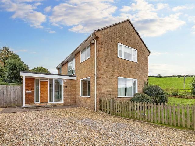 Chapel Close, Castle Cary 3 bed detached house to rent £2,500 pcm £577 pw