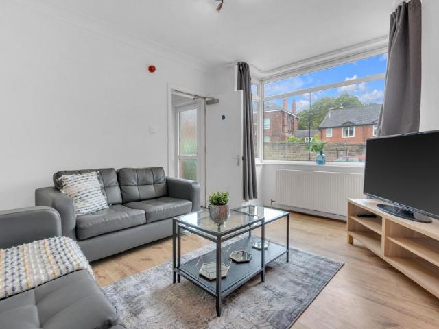 CHAPEL LANE, Leeds 4 bed house to rent £2,340 pcm £540 pw