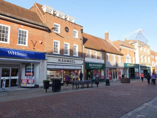Chapel Street, Chichester, West. 2 bed apartment to rent £1,175 pcm £271 pw
