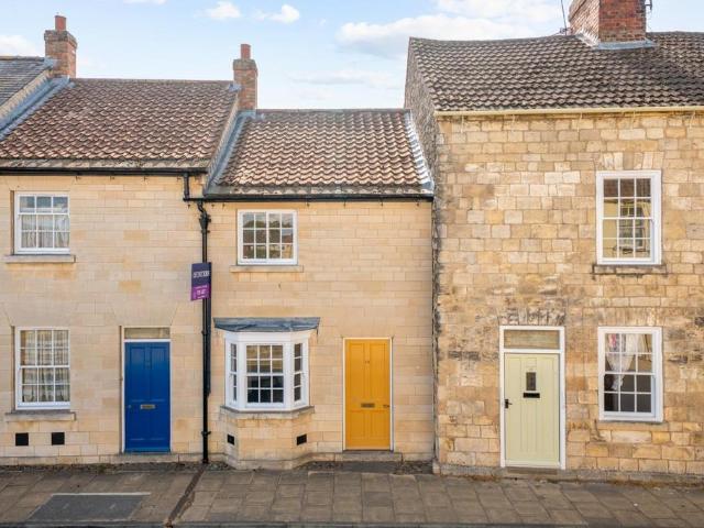 Chapel Street, Tadcaster 2 bed terraced house to rent £850 pcm £196 pw