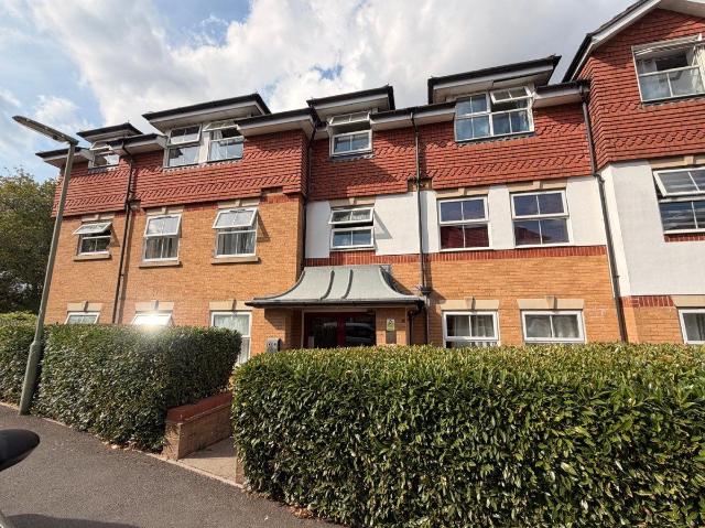 Chapel Road, Redhill RH1, 2 bed flat to rent, £1,600 pcm | PrimeLocation