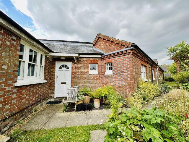 Chapelfields, Cuckfield 1 bed flat to rent £1,050 pcm £242 pw