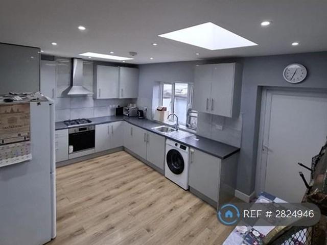 Chapman Crescent, Harrow, HA3 6 bed semi detached house to rent £3,900 pcm £900 pw