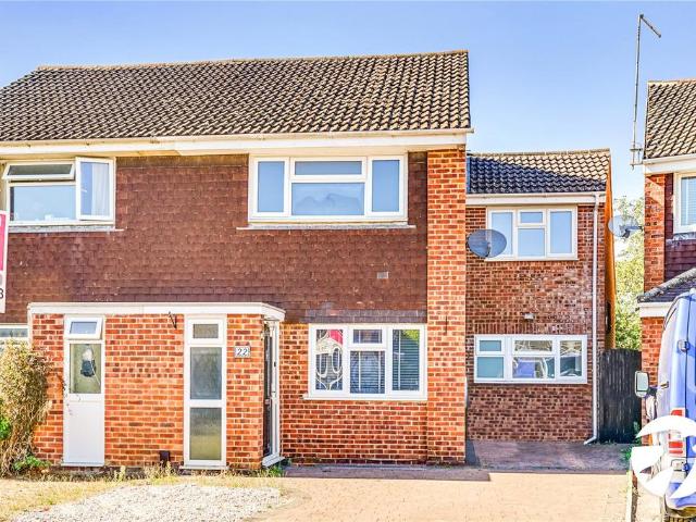Chapman Road, Stevenage. 3 bed semi detached house to rent £2,100 pcm £485 pw