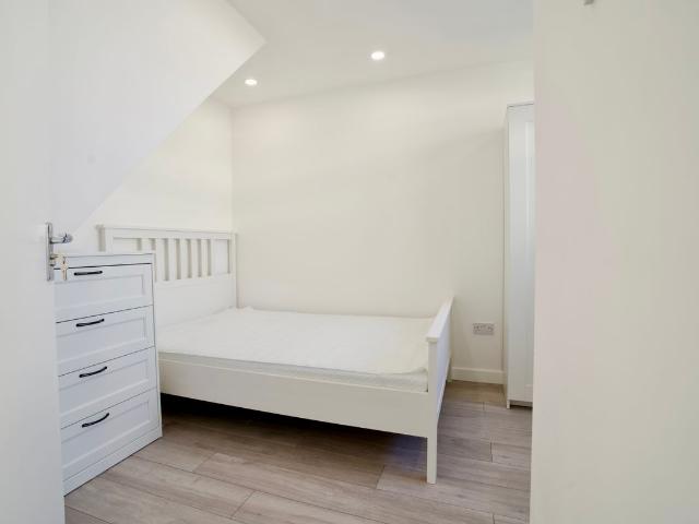 Chapman Street, London E1, 4 bed maisonette to rent, £3,800 pcm | PrimeLocation