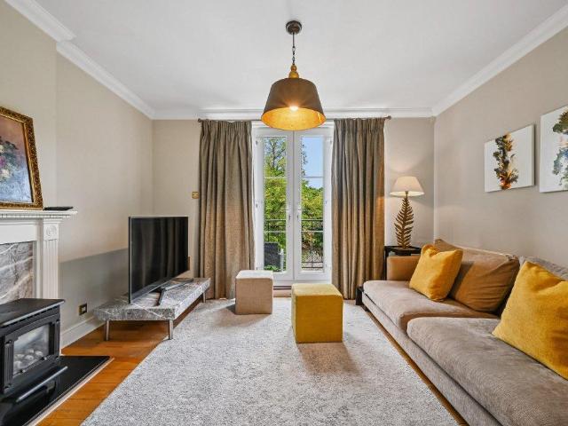 Chapman Square, Wimbledon, SW19 3 bed flat to rent £3,750 pcm £865 pw