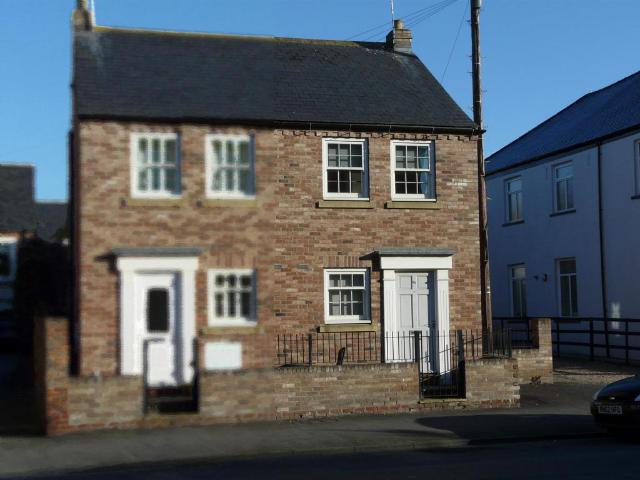 Chapmangate, Pocklington, York, East. 2 bed semi detached house to rent £850 pcm £196 pw