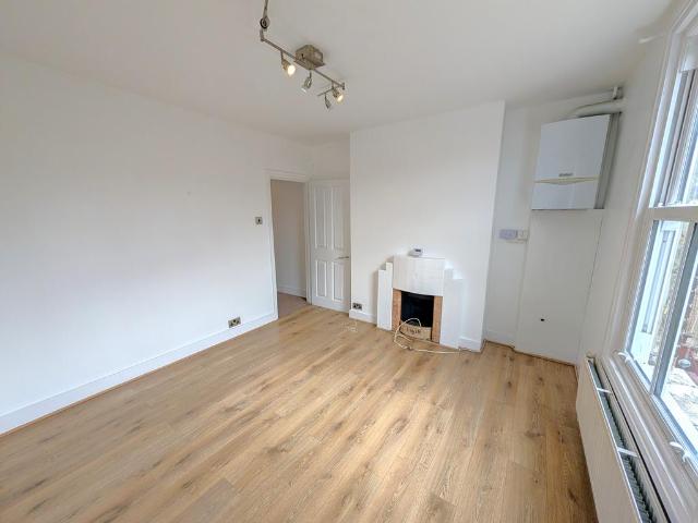 Chapter Road, London NW2 4 bed maisonette to rent £2,300 pcm £531 pw