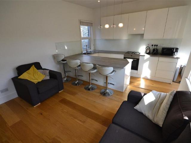 Chapter Road, London, NW2 3 bed apartment to rent £2,800 pcm £646 pw