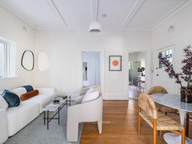 Character 1 bedroom + sutudy apartment with leafy privacy near the harbour