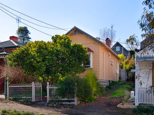 Character Cottage with separate studio in the heart of Castlemaine