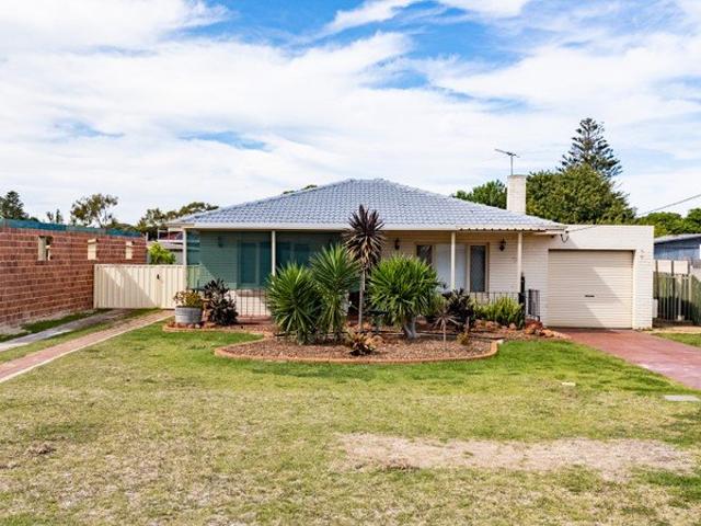CHARACTER COTTAGE WITH SPACIOUS GARDEN SURROUNDS AND A POPULAR COASTAL POSITION