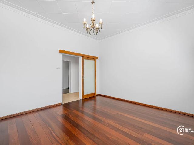 CHARACTER COTTAGE AND WALKING DISTANCE TO ANGOVE CAFE STRIP! @$1000 per week
