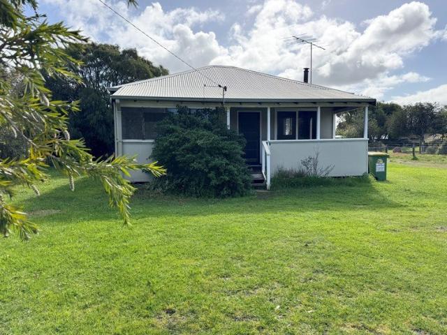 CHARACTER COTTAGE IN A FANTASTIC CENTRAL LOCATION! WALK TO TOWN!