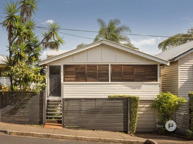 Character Cottage in Lifestyle Location