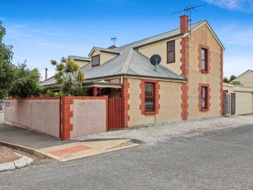 Character Cottage in Little Scotland River Views!