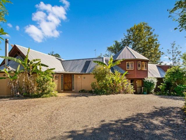 CHARACTER COTTAGE IN PEACEFUL CRYSTAL WATERS