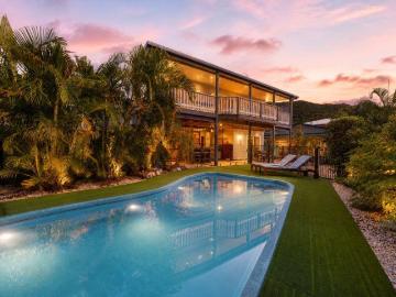 Character Coastal Gem With Private Beach Access