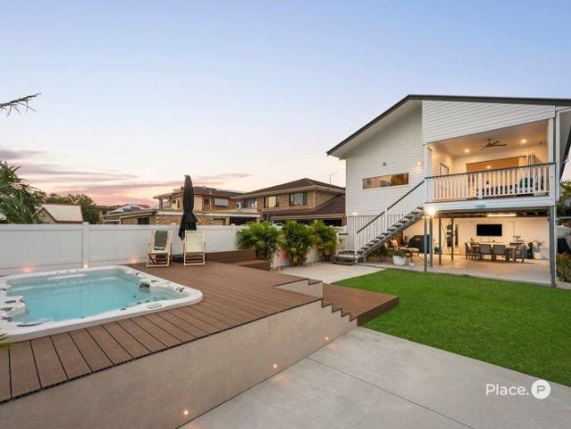 Character, Comfort & Contemporary Queenslander Living