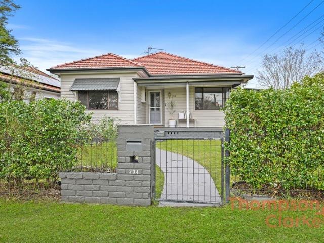 Character, Comfort & Corner Block Convenience in a Perfect East Maitland Location
