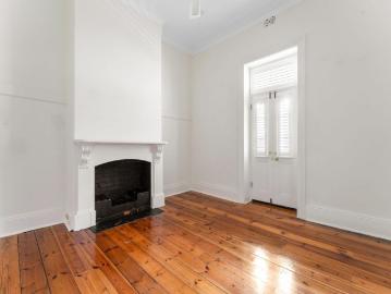 Character Charm & City Fringe Convenience in Prestigious Parkside