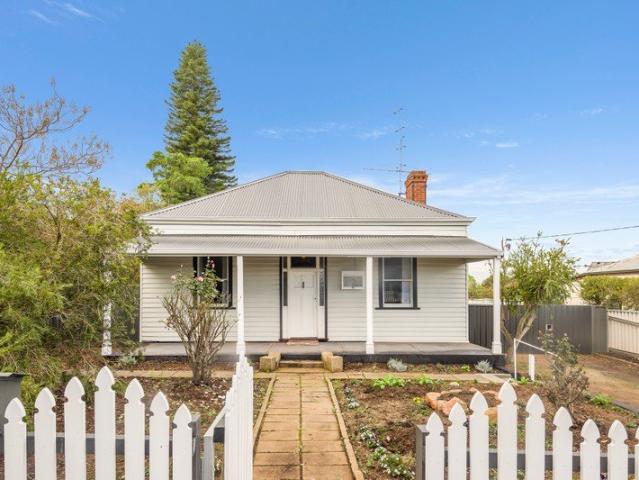 CHARACTER, CHARM & MODERN COMFORT IN CENTRAL NORTHAM