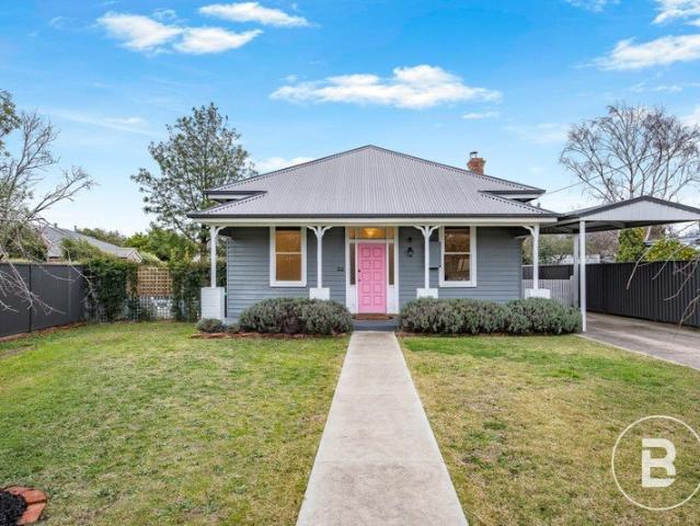 CHARACTER CHARM MEETS MODERING LIVING IN REDAN