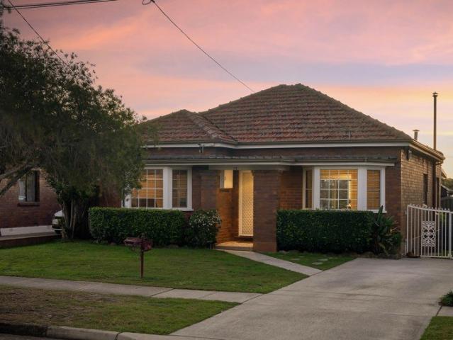 Character and Convenience in a Coveted Bayside Pocket
