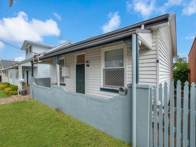 CHARACTER AND POTENTIAL, JUST 450M FROM HARBOUR