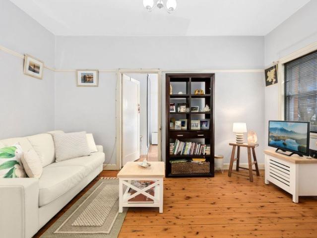 Character Apartment in a Convenient Manly Setting