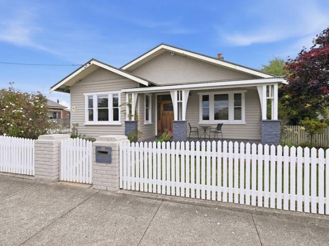 Level 961 m2 allotment plus character home