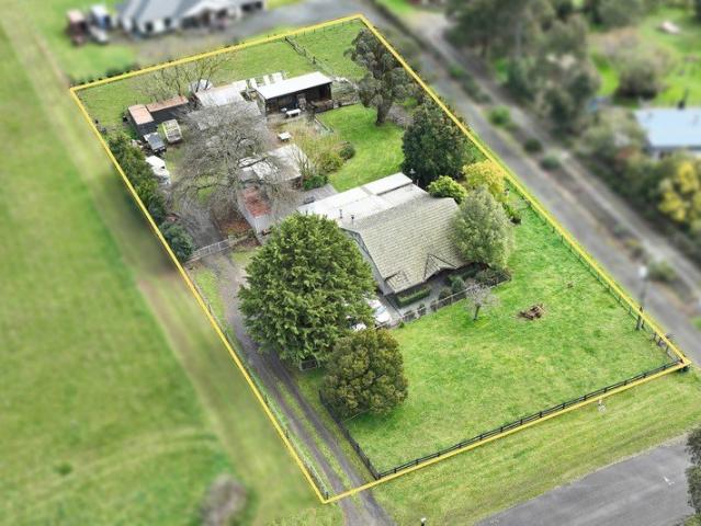 Character Farmhouse, Lifestyle Acreage, Edge of Town