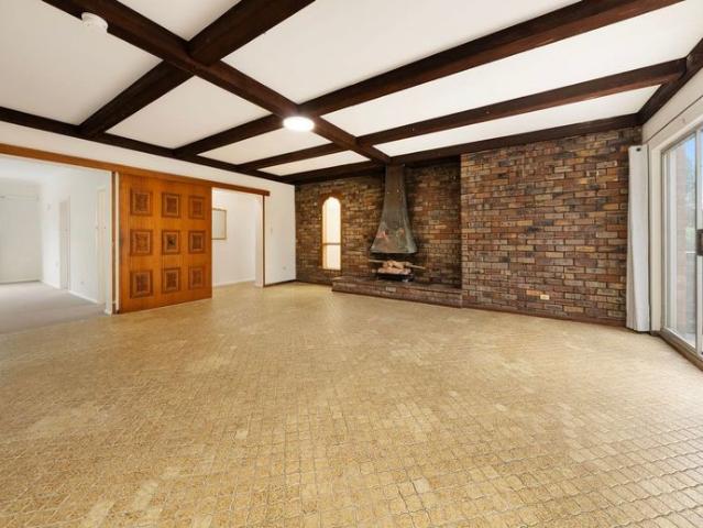 Spacious 4 Bedroom Apartment in Prime Location!
