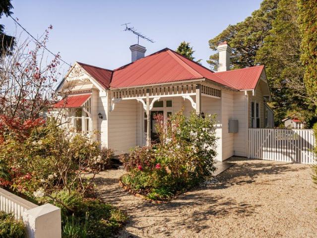Character Filled Blue Mountains Residence with Flexible Family Layout