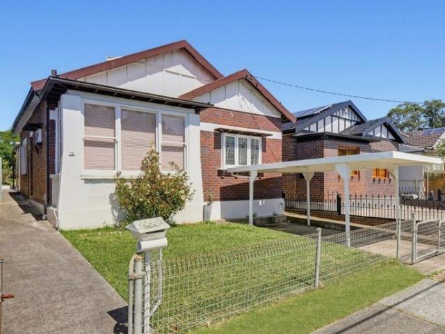 CHARACTER FILLED CIRCA 1920S CALIFORNIAN BUNGALOW ON 506SQM WITH R3 ZONING & FUTURE POTENTIAL