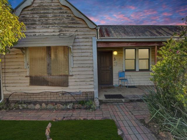 CHARACTER FILLED COTTAGE ON A SPRAWLING ~1,027M² BLOCK RENOVATOR'S OPPORTUNITY