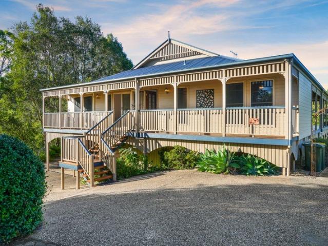 Character filled family Queenslander with Golf Course frontage