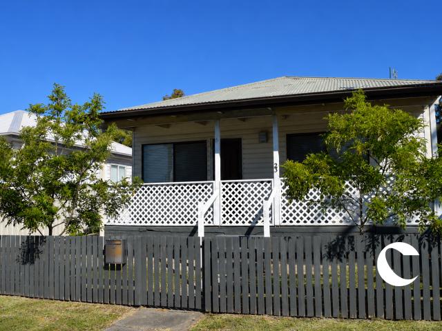 CHARACTER FILLED HOME CLOSE TO UNIVERSITY