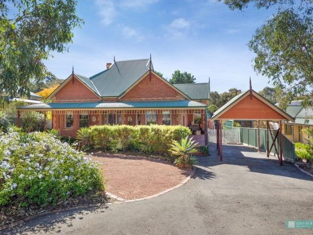 ARCHITECT DESIGNED FEDERATION ELEGANCE IN A BLUE RIBBON KENNINGTON SETTING