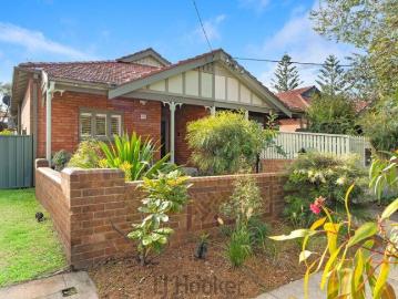 CHARACTER FILLED HOME IN PRIME POSITION