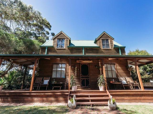 CHARACTER FILLED HOME IN WARATAH BAY