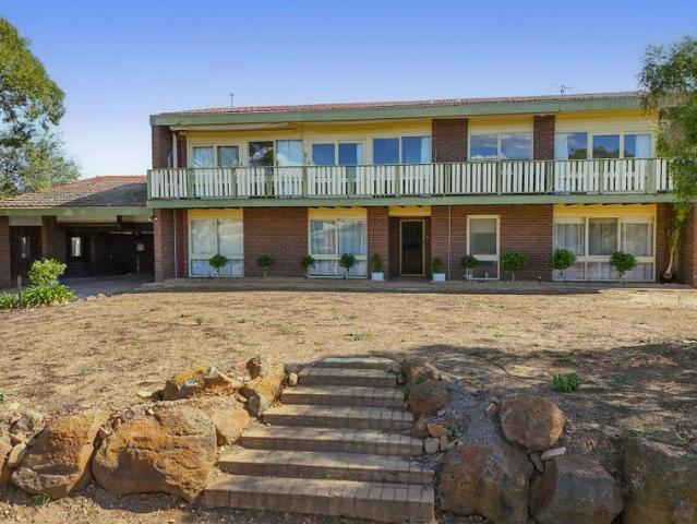 Character Filled Home With Views! 1082m2 Land